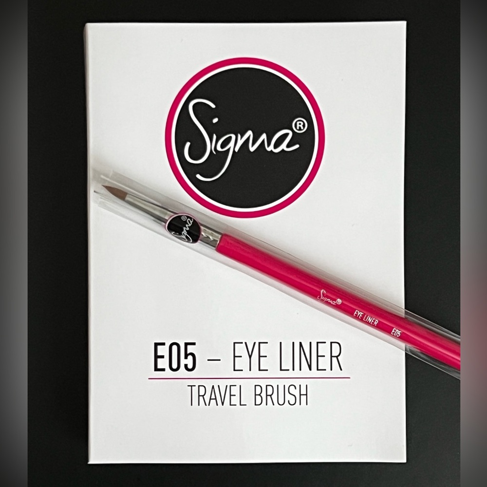 Sigma E05 eye liner - travel brush